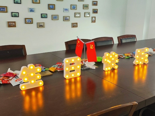 최신 회사 블로그 활동-Candid는 직원들과 함께 생일 파티를 축하